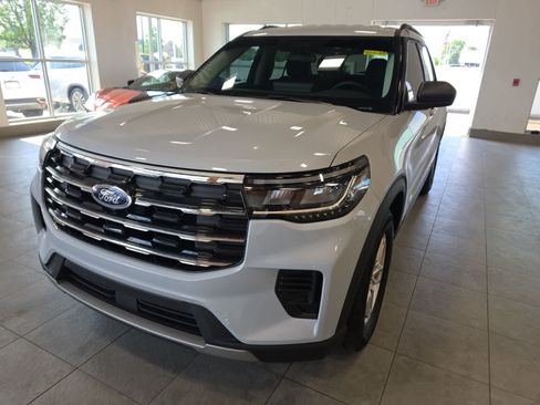 Used 2026 Ford Explorer Active AWD/4WD image 2
