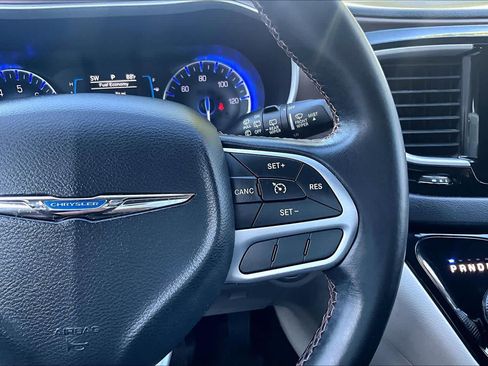 Used 2017 Chrysler Pacifica Touring-L FWD image 24