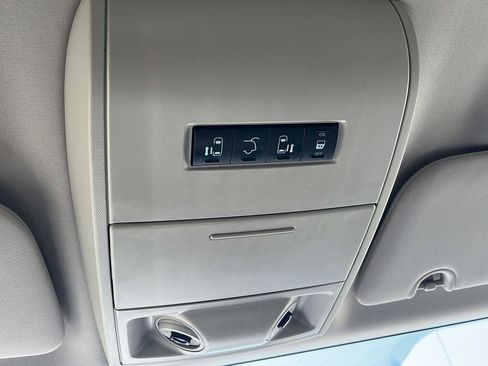 Used 2016 Chrysler Town & Country Touring FWD image 17