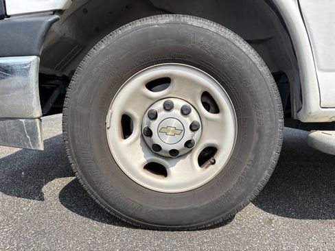 Used 2025 Chevrolet Express 2500 w/ Driver Convenience Package RWD image 17