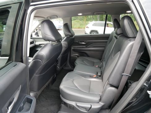 Used 2025 Toyota Grand Highlander AWD image 13