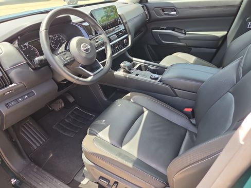 Used 2025 Nissan Pathfinder SL AWD/4WD image 15