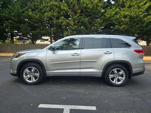 Used 2017 Toyota Highlander Limited AWD/4WD image 3