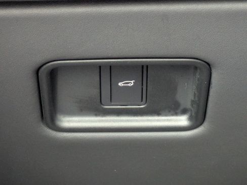 Certified 2024 Land Rover Range Rover SE image 18