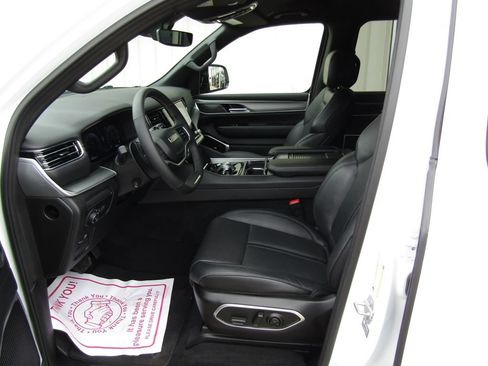 Used 2025 Jeep Wagoneer L Series II w/ 8-pass Seating Package AWD/4WD image 27