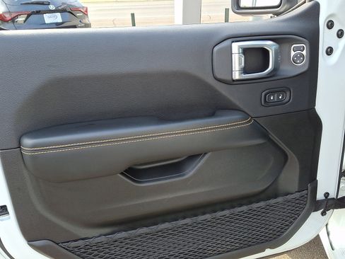 Used 2025 Jeep Wrangler Unlimited Sahara image 12