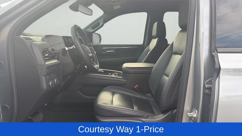 Used 2025 Chevrolet Suburban Z71 AWD/4WD image 12
