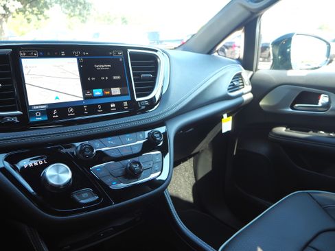 New 2026 Chrysler Pacifica Limited w/ Uconnect Theater Family Group image 22