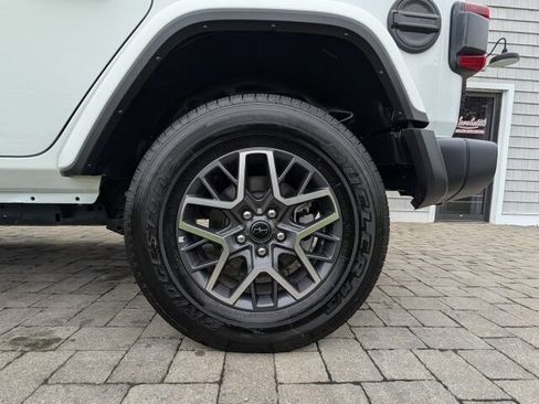 Used 2025 Jeep Wrangler Unlimited Sahara AWD/4WD image 24