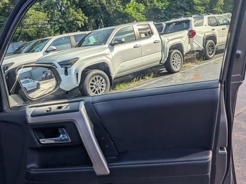 Used 2018 Toyota 4Runner SR5 AWD/4WD image 19