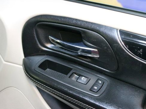 Used 2019 Dodge Grand Caravan SXT FWD image 9