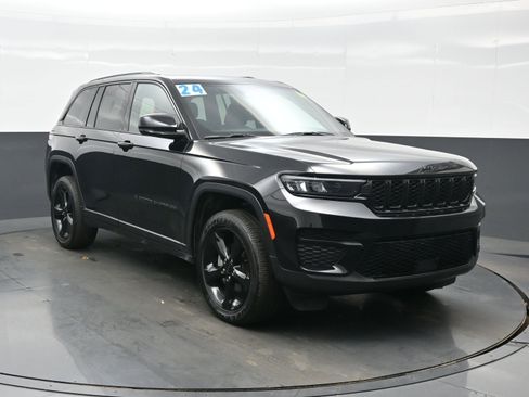 Used 2024 Jeep Grand Cherokee Altitude image 8