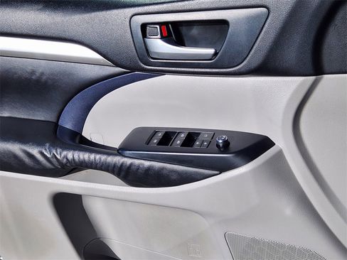 Used 2015 Toyota Highlander XLE image 6