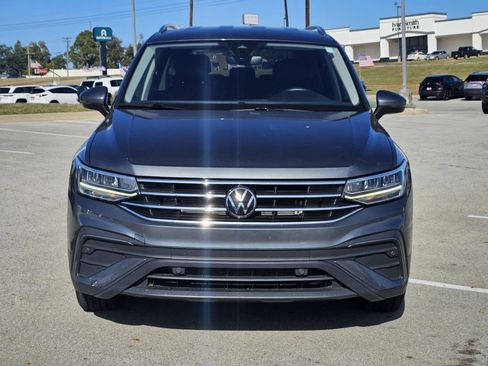 Used 2024 Volkswagen Tiguan SE image 2