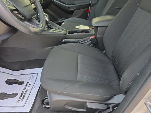 Used 2016 Ford Focus SE FWD image 2