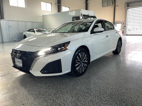 Used 2024 Nissan Altima 2.5 SV w/ SV Premium Package AWD/4WD image 3