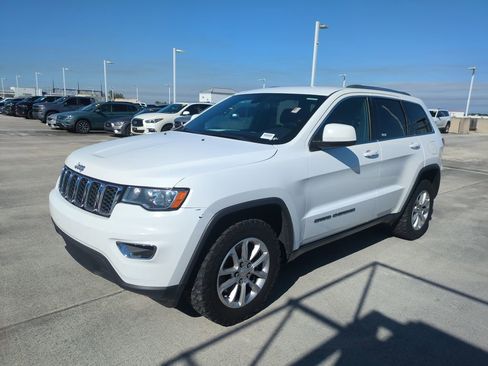 Used 2021 Jeep Grand Cherokee Laredo image 9