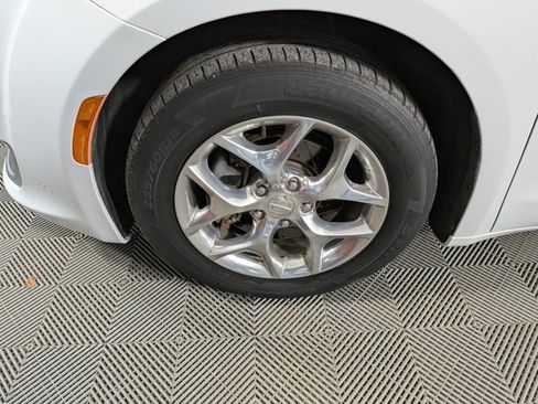 Used 2019 Chrysler Pacifica Limited image 38