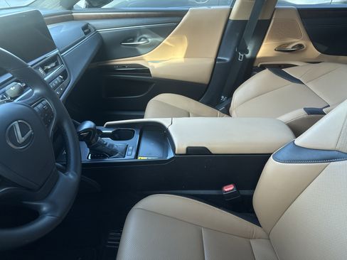 Used 2025 Lexus ES 300h w/ Premium Package image 3