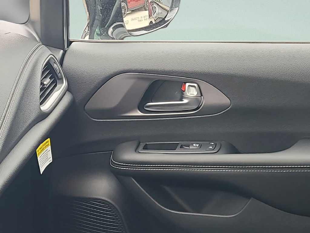 New 2027 Chrysler Pacifica Select FWD image 13