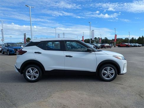 New 2025 Nissan Kicks Play S image 2