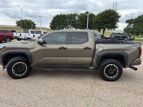 Used 2025 Toyota Tacoma TRD Off-Road AWD/4WD image 6