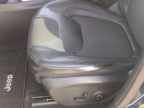 Used 2018 Jeep Cherokee Latitude Plus w/ Comfort/Convenience Group image 27