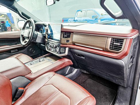 Used 2023 Ford Expedition Max Limited image 14