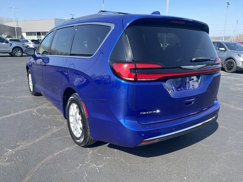 Used 2021 Chrysler Pacifica Touring-L image 3
