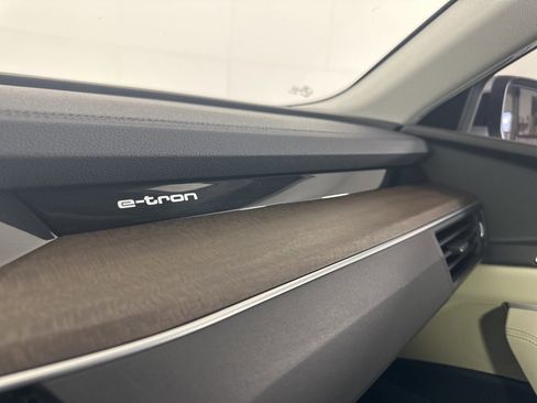 Used 2021 Audi e-tron Premium Plus w/ Premium Plus Package image 18