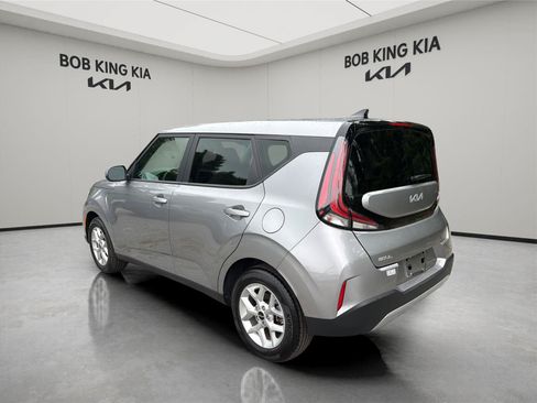 Used 2025 Kia Soul LX w/ LX Technology Package FWD image 3