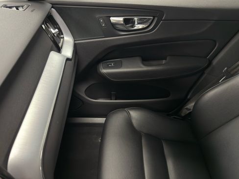 Used 2018 Volvo XC60 T5 Momentum w/ Convenience Package image 26