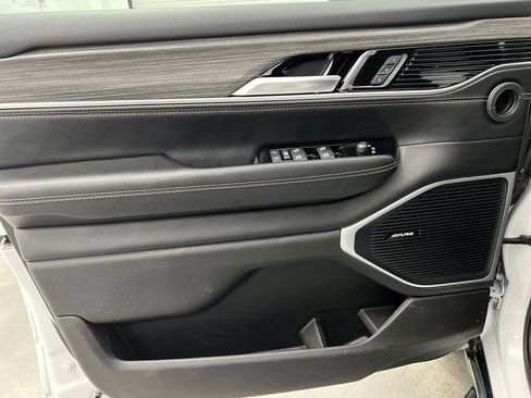 Used 2024 Jeep Wagoneer L Series II image 11