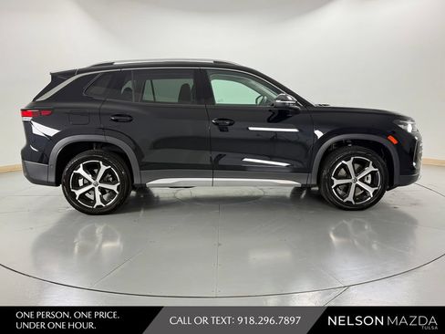 Used 2025 Volkswagen Tiguan SE AWD/4WD image 5