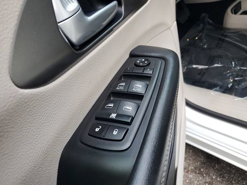 Used 2024 Chrysler Pacifica Touring-L FWD image 16