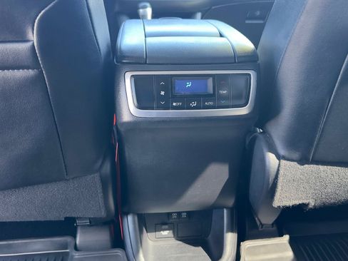 Used 2019 Toyota Highlander SE w/ Nightshade Edition AWD/4WD image 11