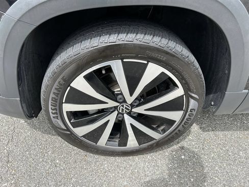 Used 2022 Volkswagen Taos SE w/ Panoramic Sunroof Package FWD image 8