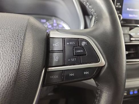 Used 2022 Toyota Highlander XLE AWD/4WD image 23