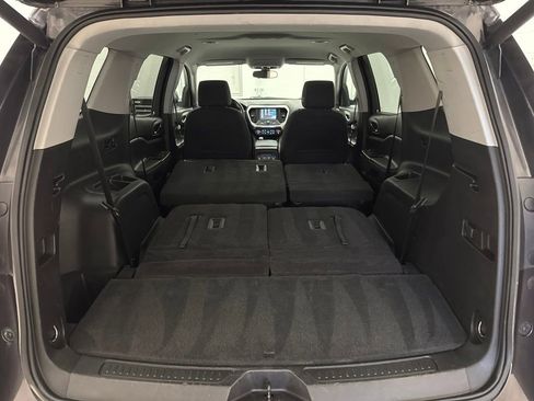 Used 2017 GMC Acadia SLE FWD image 9