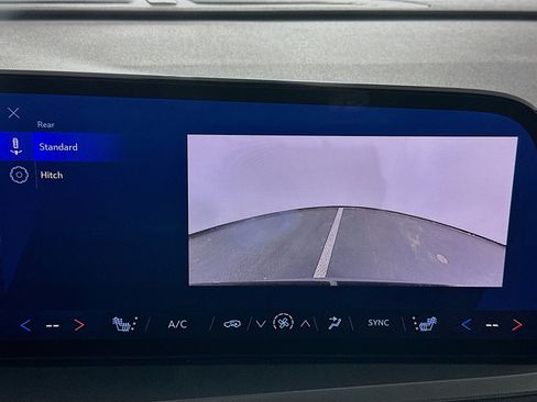 Used 2025 Chevrolet Traverse LT image 23