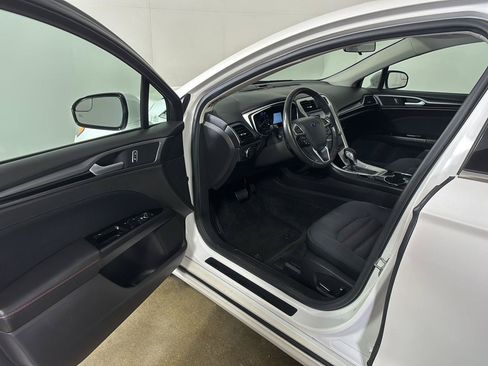 Used 2015 Ford Fusion SE FWD image 2