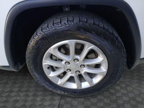 Used 2021 Jeep Grand Cherokee Laredo image 22