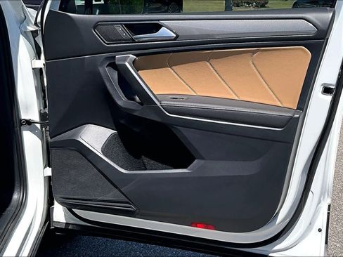 Used 2024 Volkswagen Tiguan SE image 25