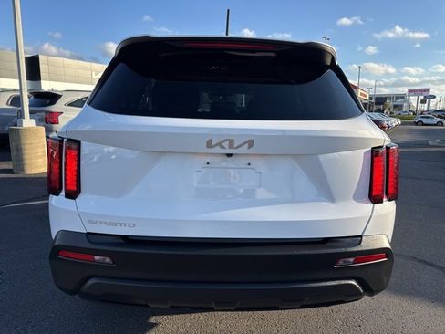 Used 2023 Kia Sorento LX image 6
