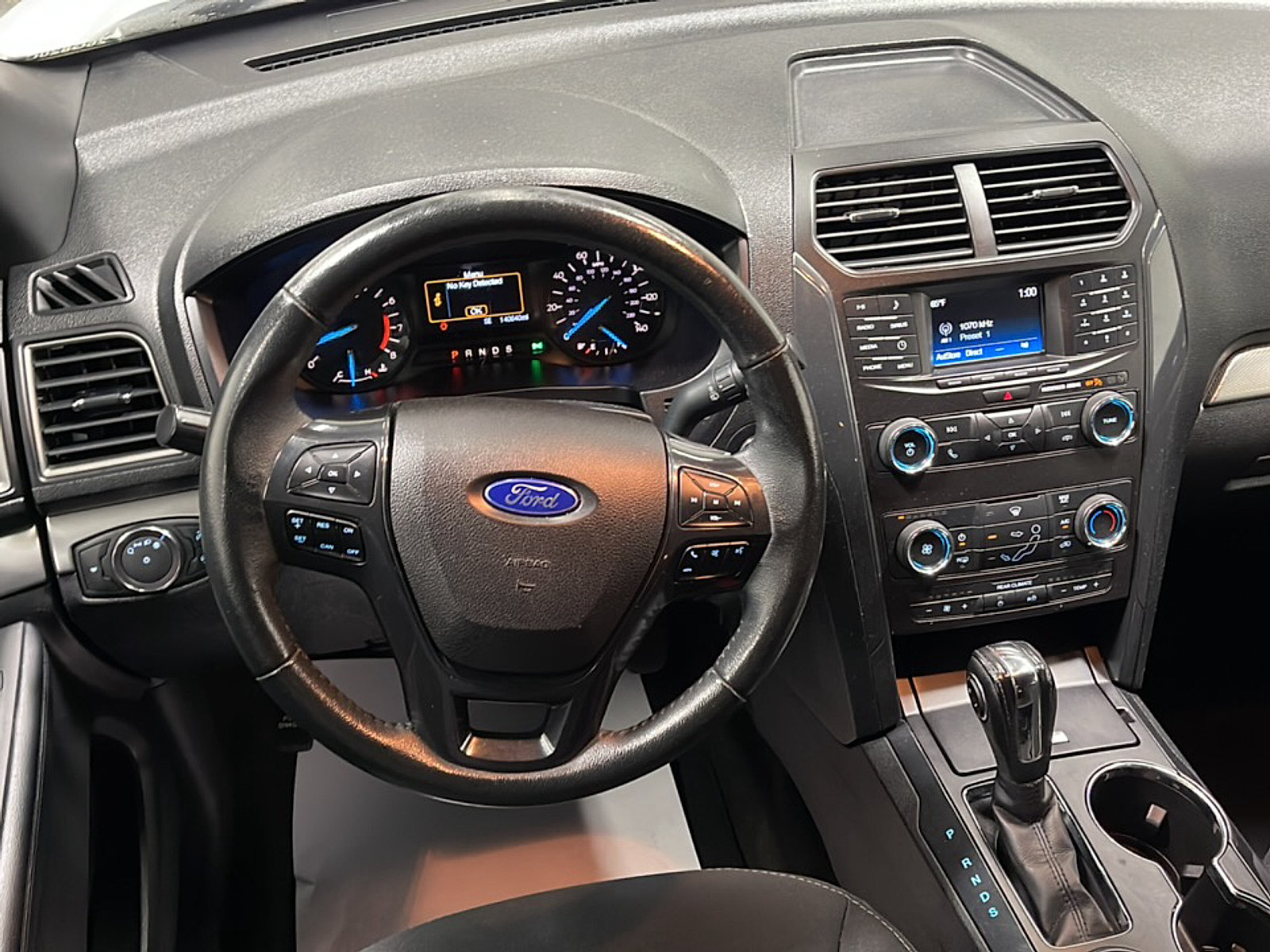 Used 2018 Ford Explorer XLT FWD image 3