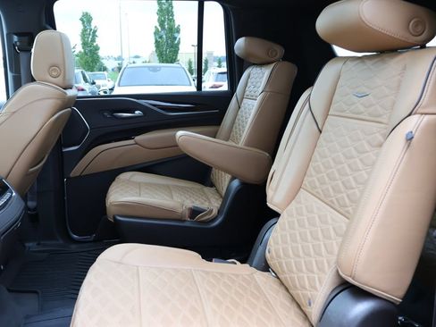 Used 2022 Cadillac Escalade ESV Premium Luxury w/ Performance Package AWD/4WD image 13
