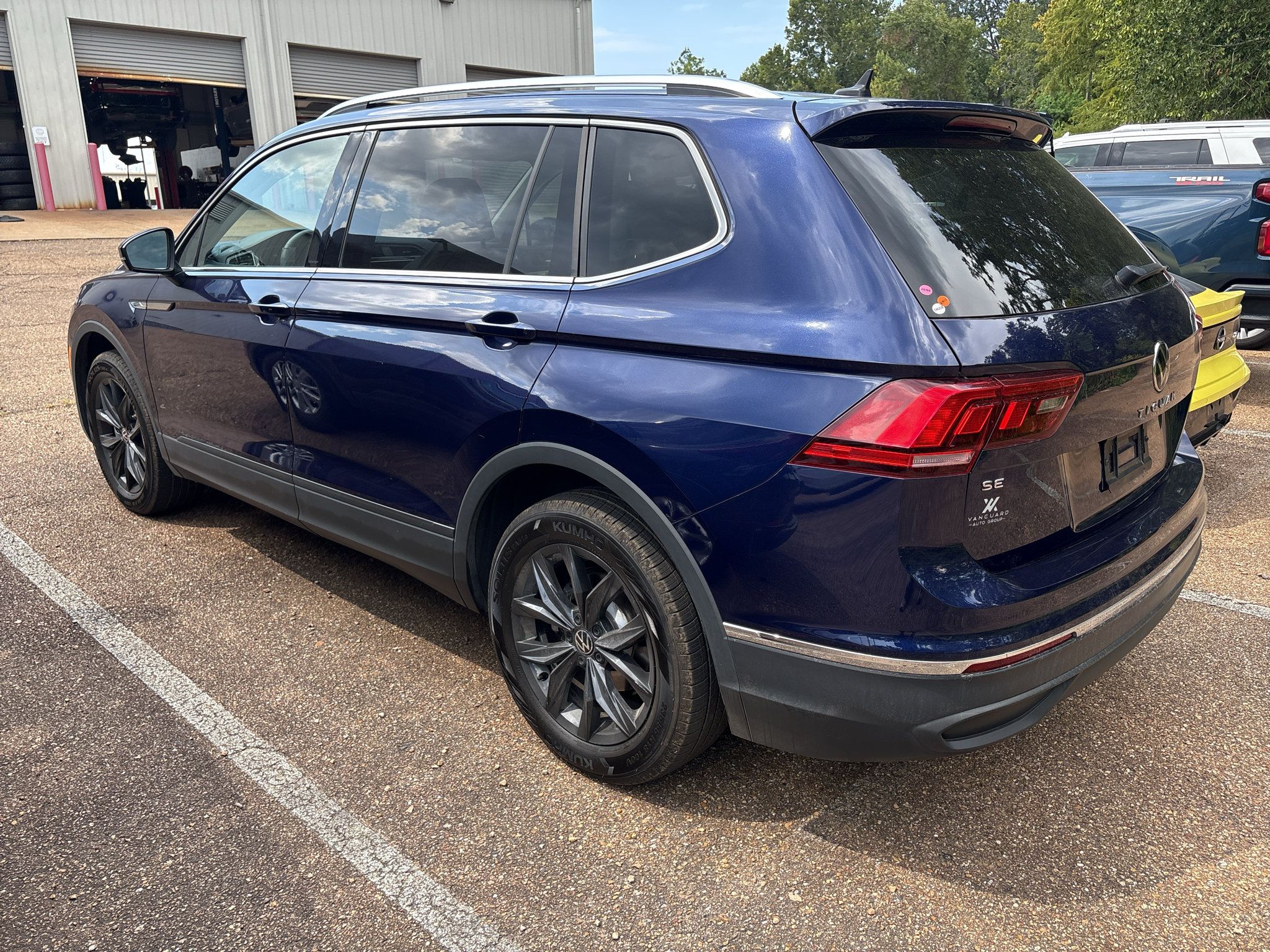 Used 2024 Volkswagen Tiguan SE AWD/4WD image 2