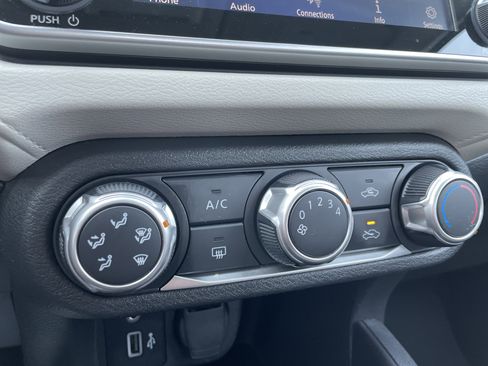 Used 2021 Nissan Versa SV image 33