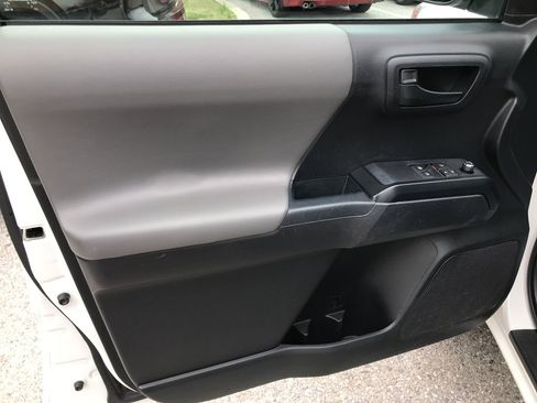 Used 2018 Toyota Tacoma SR image 11