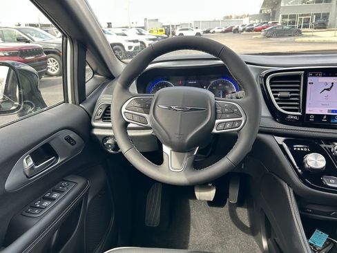 New 2026 Chrysler Pacifica Limited image 10